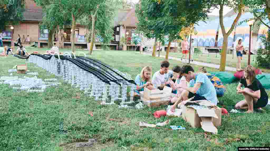 Макет моста через Керченский пролив построили участники сессии «Молодые архитекторы, урбанисты и дизайнеры» Всероссийского образовательного молодежного форума «Таврида», который проходит на Бакальской косе на западном берегу Крыма, 17 июля 2016 года