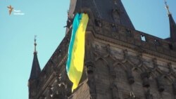 Український прапор на празьких вежах Український прапор на празьких вежах