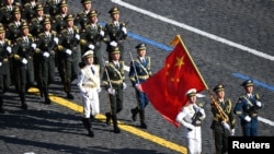 Китайські військовослужбовці марширують перед військовим парадом у Москві 9 травня 2025 року