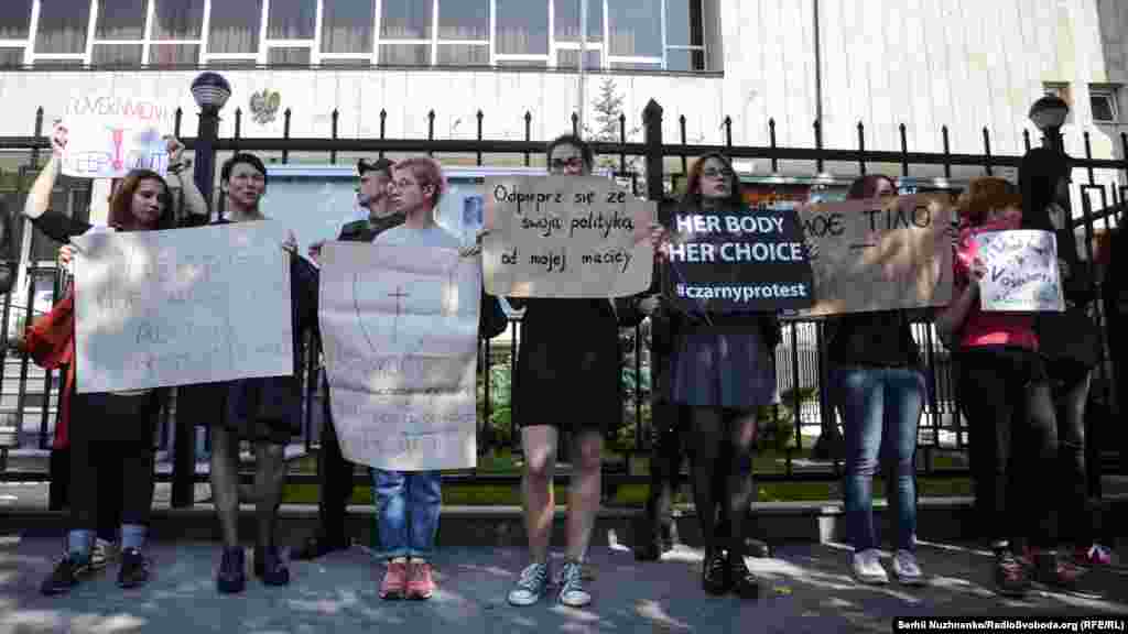 На підтримку «Чорного протесту»  до  будівлі посольства Польщі в Києві прийшли декілька десятків активісток, щоб висловити свою не згоду з діями парламенту Польщі, і  підтримати жінок Польщі