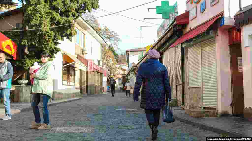 Это самая длинная улица в Гурзуфе – Ленинградская. Ее длина – более 5 километров. Местные говорят, что в курортный сезон здесь шумно и многолюдно, но в декабре тут очень тихо