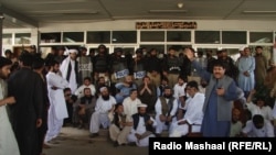 د اپوزیشن غړي وايي، هغوی پرامنه احتجاج کاوه او د اسمبلۍ مخې ته ناست ول چې پولیسو پرې بکتربند ګاډی وخېژاوه.