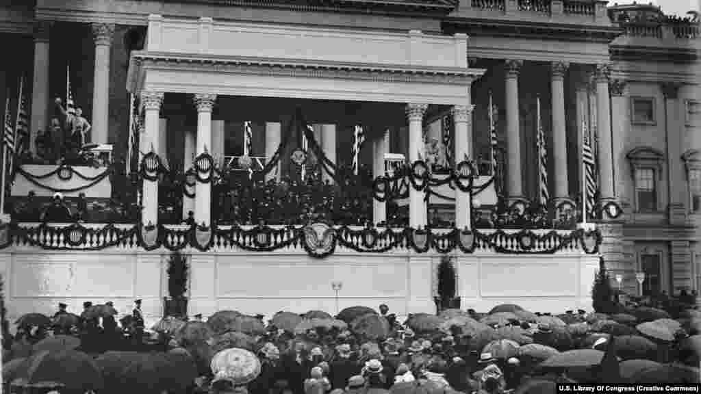Na travnjaku i krovu Kapitola SAD-a okupio se veliki broj ljudi kako bi slušali inauguracijski govor predsjednika Herberta Hoovera 4. marta 1929. Datum inauguracija prvobitno je bio određen za 4. mart, ali kako bi se smanjio period prelazne vlasti između administracija, ustavnim amandmanom iz 1933. godine propisano je da će se buduće inauguracije održavati 20. januara.  