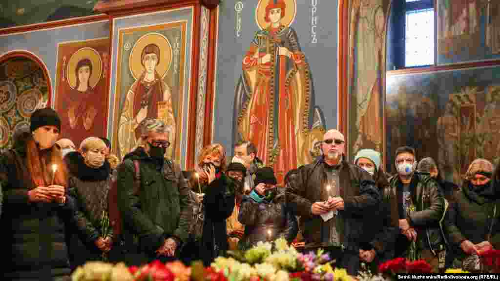 «Сергій Проскурня пішов у інші світи. Ніжне серце, турботливе, живе, вигадливе, творче, закохане», – написала письменниця Лариса Денисенко