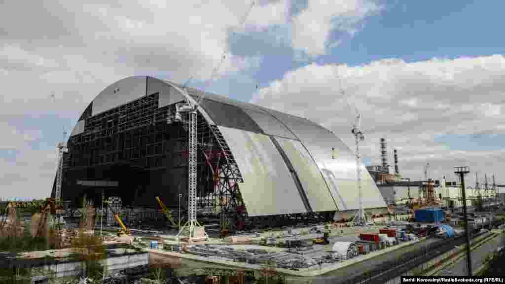Загальний вигляд проммайданчику ЧАЕС: за аркою – четвертий енергоблок