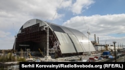 Загальний вигляд проммайданчику ЧАЕС: за аркою – четвертий енергоблок. 22 квітня 2015 року
