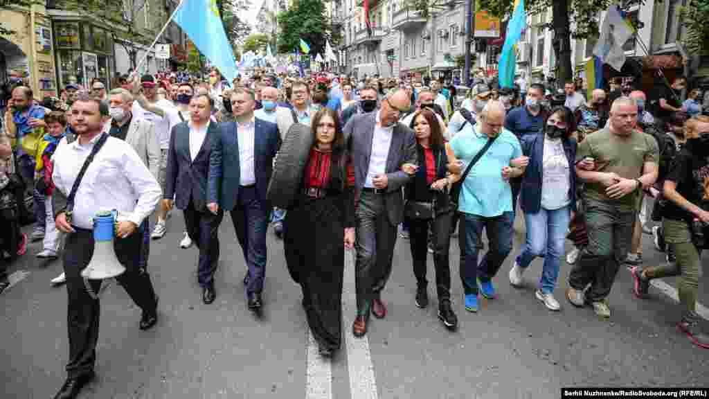 Народні депутати від партії «Європейська солідарність» під час акції на підтримку п'ятого президента України Петра Порошенка. Із шиною – Софія Федина. Київ, 18 червня 2020 року