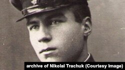 Федір Надольний, син розкуркулених Григорія та Ярини Надольних із села Баглаї на Хмельниччині. Загинув під Ленінградом у березні 1943 року