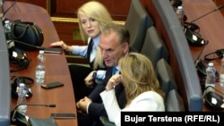 Xhevahire Izmaku dhe Famir Limaj nga Nisma Socialdemokrate në njërën prej seancave për konstituim të Kuvendit.