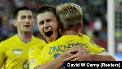 Футболісти Олександр Зінченко з Миколою Матвієнком, Ліга націй УЄФА, Прага, 6 вересня 2018 року