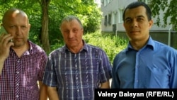 Микола Семена (в центрі) і його адвокати Андрій Собінін (ліворуч) і Еміль Курбедінов