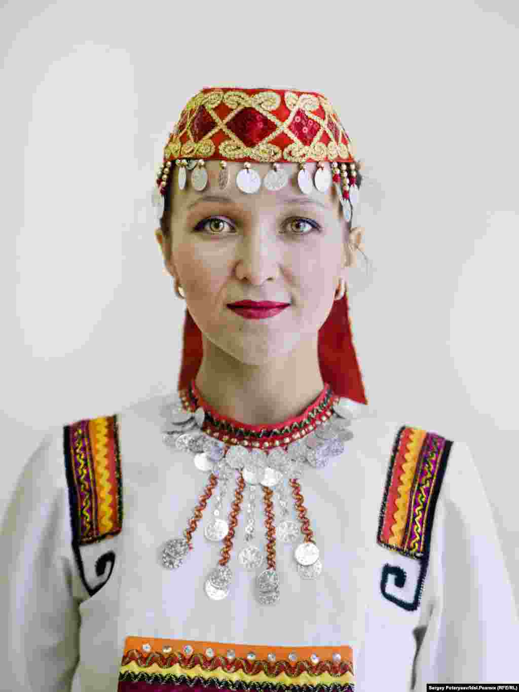 Волкова Ольга, 28 лет, преподаватель хореографии. "Для меня быть мари, значит прежде всего знать свой язык, кухню. Семья - одно из важнейших понятий в моей жизни. С природой у меня особые отношения, например в детстве, когда плохо себя чувствовала приходила к березе и засыпала. Настолько мне было спокойно" 