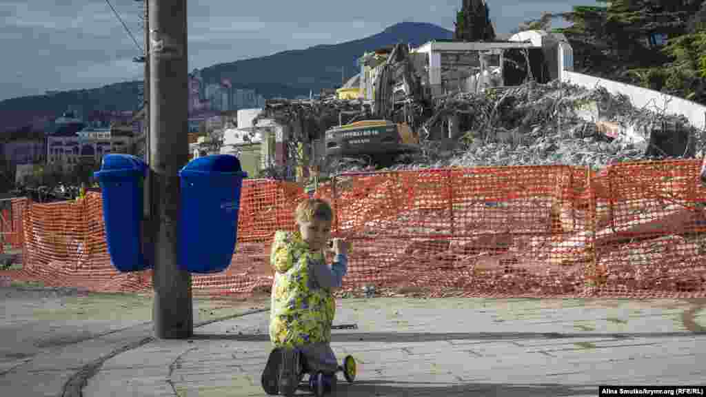 «Молодежь хочет купить кувалды и перчатки, чтобы каждый крымчанин, желающий избавиться от наследия прошлого в лице комплекса «Еда», смог отбить кусочек от его стены», – заявил Ростенко