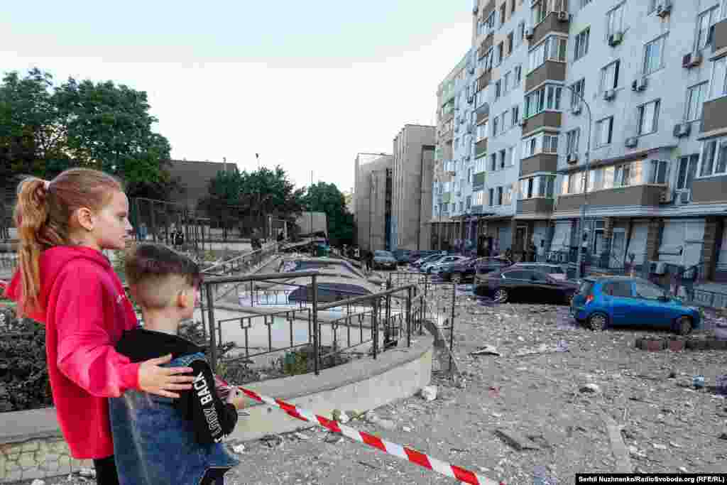 – Як ми взагалі вижили там? – Не знаю. Такий діалог цих двох дітей почув фотокореспондент, знімаючи наслідки обстрілу будинку у Голосіївському районі Києва. 30 травня 2023 року