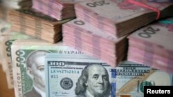 Національний банк України опівдні встановив довідкове значення курсу 24 гривні 32 копійки за долар, це на 14 копійок менше за офіційний курс на 13 листопада