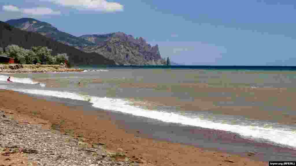 Некоторые туристы предпочитают поставить палатку на пляже – у кромки воды, потому что из бухты открываются потрясающие виды на Карадаг и на мыс Меганом. Это бывает опасно – ночной шторм может смыть имущество в море