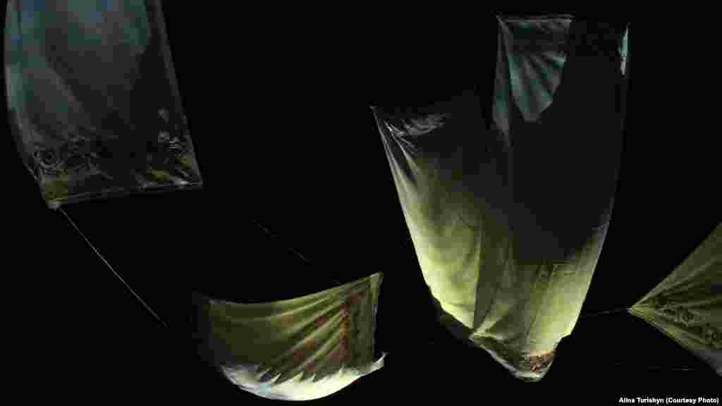 «Песочные часы» символизируют время, которое было отведено крымским татарам на сборы – 15 минут