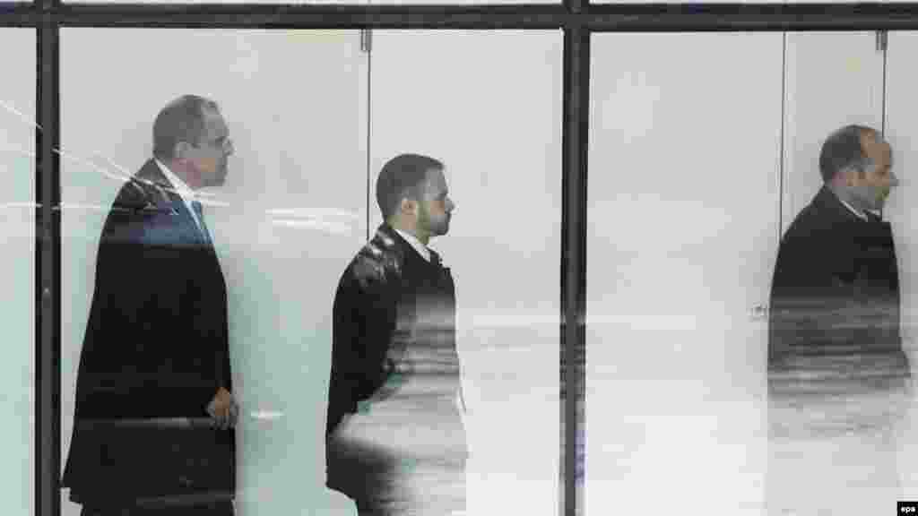 20 января в Швейцарию приехал глава российского МИДа Сергей Лавров. Цель его поездки - встреча в Цюрихе, первая в этом году, с госсекретарем США Джоном Керри. Глава американской дипломатии позднее планировал отправиться в Давос, где российскую делегацию на экономическом форуме в этом году возглавляет вице-премьер, полномочный представитель президента в Дальневосточном федеральном округе Юрий Трутнев. 