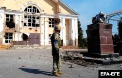 Український військовий біля зруйнованого пам’ятника Володимиру Леніну на центральній площі в місті Суджі Курської області, Росія, 21 серпня 2024 року