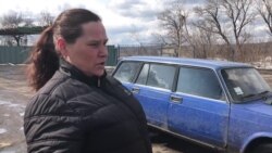 Жителька «сірої зони». КПВВ «Золоте»