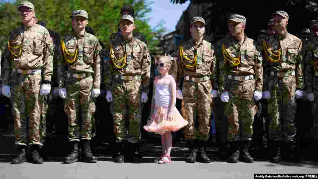 Курсанти Київського коледжу зв’язку під час відкриття меморіалу пам’яті захисникам Донецького аеропорту  – «кіборгам» . Київ, 28 червня 2017 року ПЕРЕГЛЯНЬТЕ ФОТОГАЛЕРЕЮ