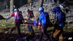 Порятунок людей із зруйнованого російським ударом будинку у Києві. ніч на 24 квітня 2025 року