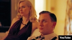 Кадр из фильма "Люди при оружии" по роману Ивлина Во. Дэниел Крейг в роли Краучбека, Меган Доддс в роли Вирджинии