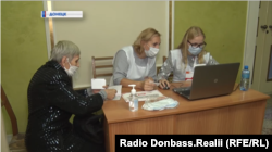 Так виглядає голосування у одному з «Консультаційних центрів» у сюжеті підконтрольного угрупованню «ДНР» телебачення