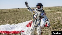 Фелікс Баумґартнер після приземлення, 14 жовтня 2012 року