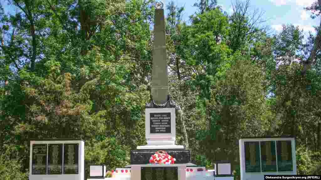 Обыск случился из-за того, что якобы Приходько разрисовал свастикой этот памятник советским солдатам. Олег отрицает это. Тогда он сказал: «Мне же делать больше нечего, как в 60 лет по ночам лазить и памятники разрисовывать»