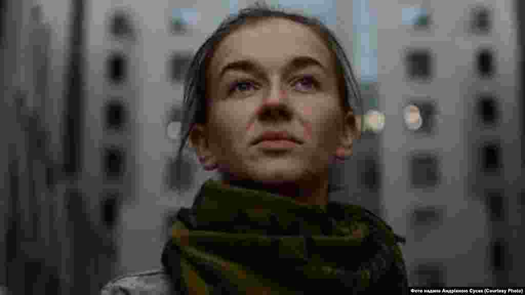 Андріана Сусак, батальйон «Айдар»: «Був і один випадок, про який мені дуже боляче згадувати. Тоді теж на нас вийшли щодо обміну полоненими, почали вимагати грошей на лікування хлопців, які були в полоні. Я знайшла гроші, частину в комбата, свої всі, які мала, віддала. Приїхала до нас на Луганщину мама одного з полонених... Ми прийшли з нею разом і чекали... О першій годині ночі ми зрозуміли, що нікого не буде, нас обдурили… Мама того хлопця вийшла на міст і чекає, каже, що нікуди не повернеться без сина. Вже згодом з’ясувалося, що на той час його вже не було серед живих, це були шахраї. І мама ця говорила мені потім: «Як так? Ти ж сказала мені, що він живий, а він уже рік як на кладовищі». Що я їй могла відповісти? Я б усе віддала, щоб він був живий».