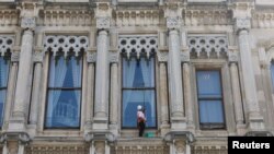 Perač prozora na palati Ciragan u Istanbulu, gdje se odvijaju mirovni pregovori Rusije i Ukrajine, 2. juni 2025. 