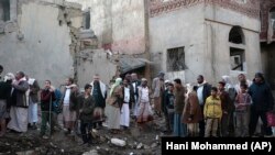 Люди збираються на місці авіакатастрофи поблизу комплексу Міністерства оборони Ємену в Сані, 11 листопада 2017 року