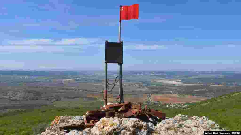 Памятный знак на вершине Аю-Кая. В годы Второй мировой тут размещался наблюдательный пункт Приморской армии. Село Камары и гора Аю-Кая входили в 1-й сектор Севастопольского оборонительного района. Здесь на танкоопасном направлении были выстроены орудийные и пулеметные доты и дзоты, прикрывавшие Балаклаву и Севастополь. Выбранная позиция и выстроенная оборона были настолько удачными и правильными, что этот «укрепрайон» продержался вплоть до июня 1942 и пал вместе с Севастополем