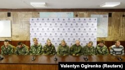 Десантники Росії, яких затримали в Україні на Донбасі в зоні бойових дій. Київ, 27 серпня 2014 року