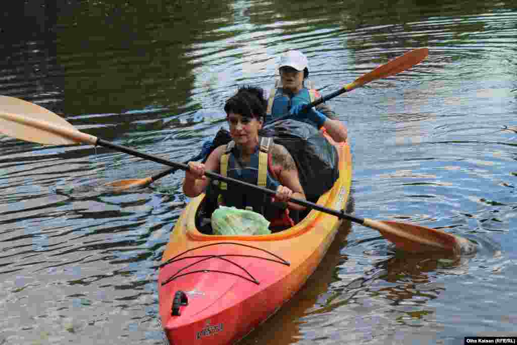 Киянки Олена Жиліна і Ганна Поліщук зібрали найбільший улов. У подібних заходах беруть участь вперше. Кажуть: дуже захотілося. «Я вже півроку сортую відходи і вивожу їх у пункти переробки, зокрема «Україна без сміття». Намагаюсь обходитися без поліетилену, але не дуже виходить, так він заполонив життя», – розповідає Олена