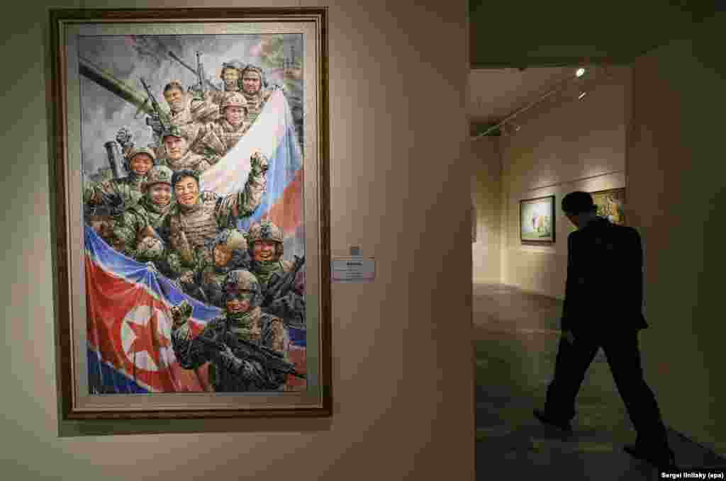 Севернокорейски и руски войници на картина, озаглавена "В един и същи окоп".Пропагандната изложба "Страната на великия народ" представя Северна Корея в музея за декоративно изкуство в Москва.