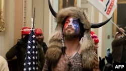 Один з прихильників президента США Дональда Трампа, які увірвалися до будівлі Капітолію. Вашингтон, 6 січня 2021
