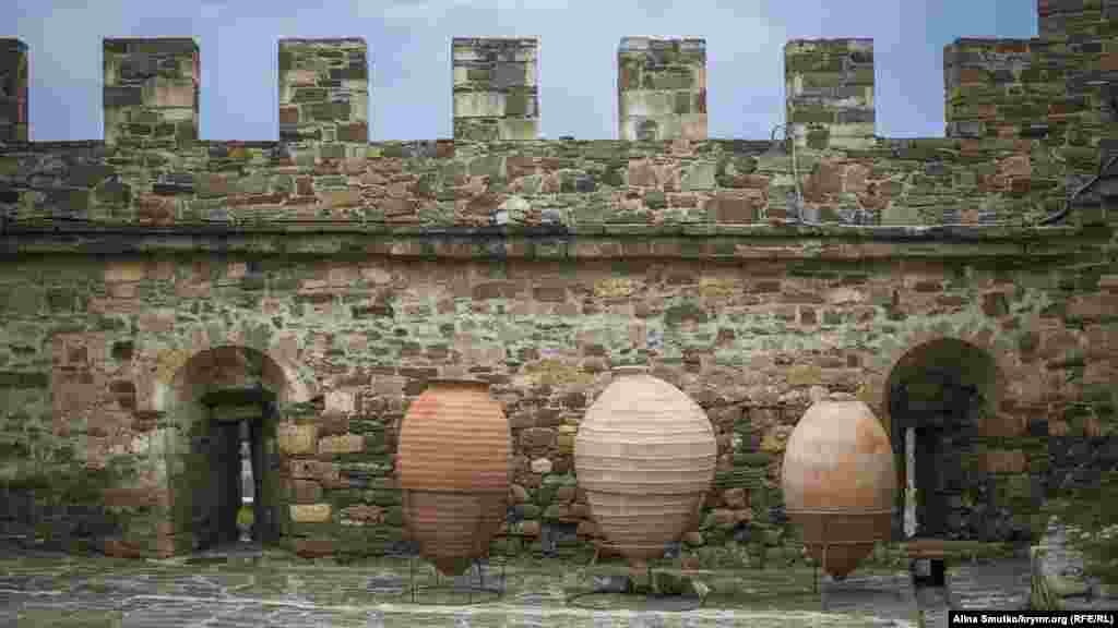 Юридически крымский памятник относится к заповеднику «София Киевская»