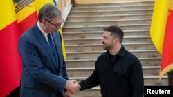 Predsednik Ukrajine Volodimir Zelenski (desno) i predsednik Srbije Aleksandar Vučić rukuju se tokom četvrtog samita Ukrajina - Jugoistočna Evropa u Odesi, 11. jun 2025.