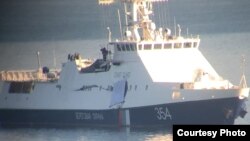 Корабель російських прикордонників «Ізумруд» – за деякими повідомленнями, в нього врізався російський прикордонний корабель «Дон» відразу після тарану українського буксира «Яни Капу»