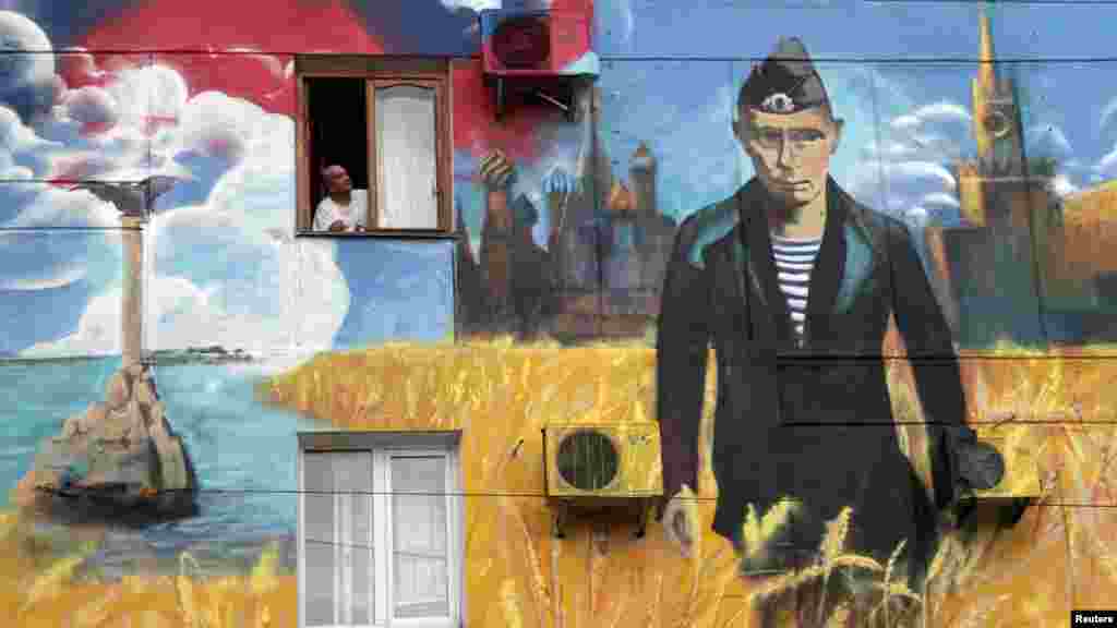 В мае 2014 года это граффити на стене дома на улице Героев Севастополя нанесли по заказу Всероссийского Молодежного проекта «Сеть» – данная организация успешно осваивает кремлевские гранты, продвигая патриотизм в рядах российской молодежи. Через год мурал с Путиным начал осыпаться и жители потребовали его починить. Незадолго до этого неизвестные затерли глаза изображению российского президента, в Севастополе сочли это диверсией. Впрочем, спустя время патриотические изображения были закрашены под видом капитального ремонта дома в марте 2018 года