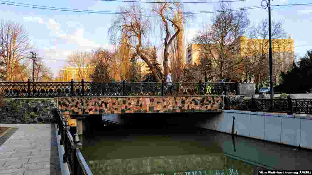 Мост, ведущий в сторону улицы Павленко. Нижняя часть облицована плиткой. Такой мост – единственный в парке