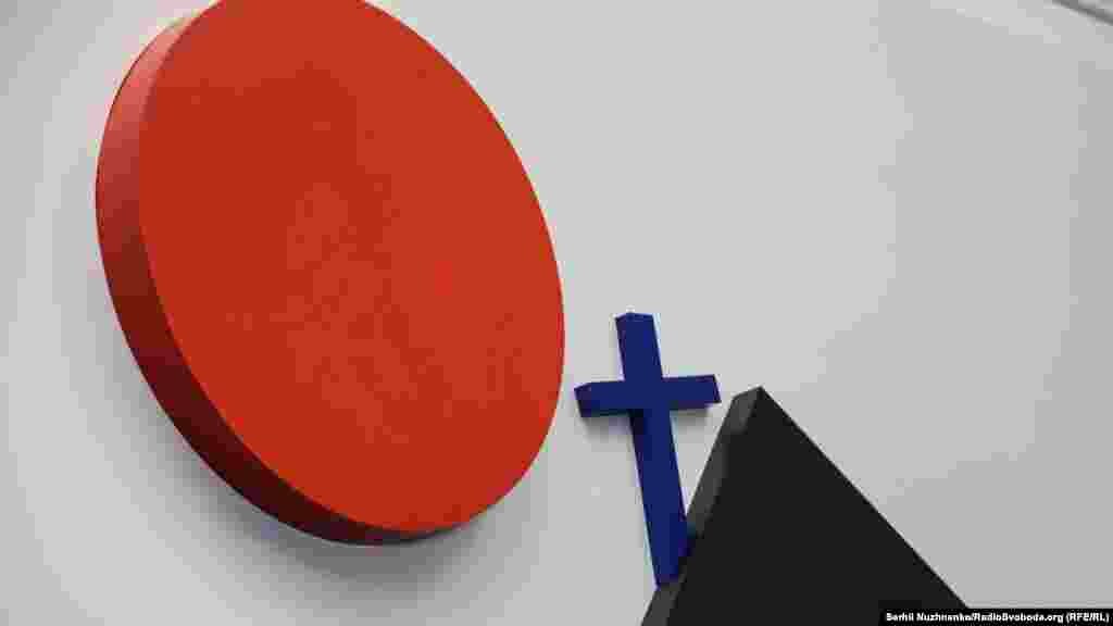 Мета виставки – розшифрувати геном супрематизму. Якщо подивитись на ці роботи під іншим кутом, можна побачити нову картину