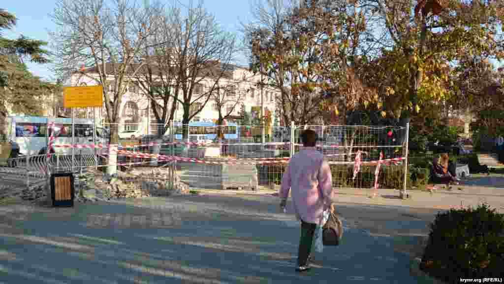 Перекритий будівельниками тротуар біля зупинки «Площа Ушакова». Табличка зліва попереджає, що рух вулицею Велика Морська – обмежено з 1 листопада 2019 року до 20 квітня 2020 року