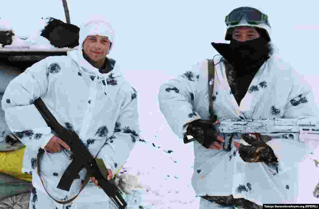 На одном из блок-постов Волновахского района. Ребят практически незаметно на фоне снега.