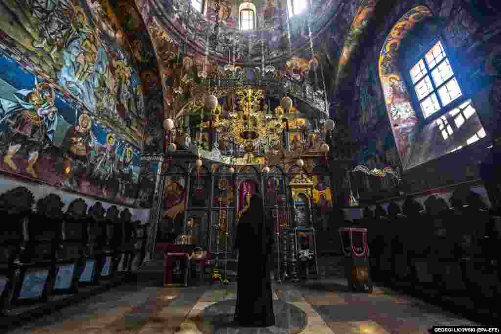 Черниця молиться в церкві Георгія Переможця. Цей та інші монастирі були практично занедбані в комуністичну епоху в колишній Югославії, але відтоді вони частково відновили свою колишню красу