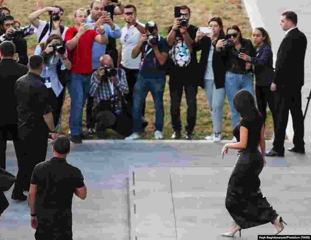 Кім залишає меморіал, йдучи повз шеренгу фотографів. Предки сестер Кардаш’ян емігрували до США із Вірменії наприкінці 19-го століття