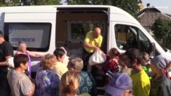 Вояки разом із волонтерами допомагають селянам на Донбасі Вояки разом із волонтерами допомагають селянам на Донбасі