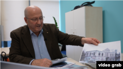 Риза Шевкиев, член Меджлиса крымскотатарского народа, в своем кабинете. Скриншот из видео Крым.Реалии